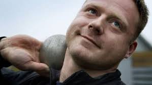 Endnu en kuglestøder bærer Dannebrog