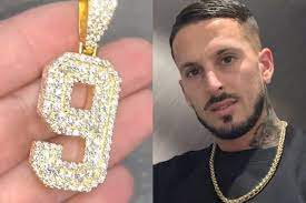 Christophe castaner et le style chaîne en or qui brille. Om 9 En Or Et Diamants Qui Brillent Pour Benedetto