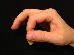 5 Cara Menggunakan Pick Gitar Yang Benar Bukareview