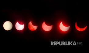 Gerhana matahari total terjadi ketika bayangan inti bulan jatuh ke bumi. Pesan Mengingat Kiamat Dari Gerhana Matahari Republika Online