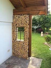 fertige wand aus birkenholz dekorativ im garten backyard landscaping garden sitting areas backyard