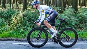 Remco evenepoel prima di avvicinarsi alla bicicletta, ha iniziato a giocare a calcio ed era. La Animalada De Remco Evenepoel En Plena Pandemia