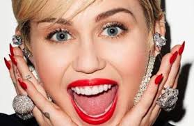 Strategie: Golden Lady: con Miley Cyrus testimonial, record di vendite per  i collant senza cuciture