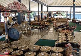 Gamelan merupakan suatu cara individu berhubungan di dalam kelompok yang hanya dimainkan pada kesempatan tertentu seperti upacara agama berikut 11 macam alat musik gamelan jawa yang merupakan perangkat musik tradisional yang sering digunakan untuk mengiringi pertunjukan wayang. Cara Memainkan Gamelan Yang Banyak Instrumen Musiknya