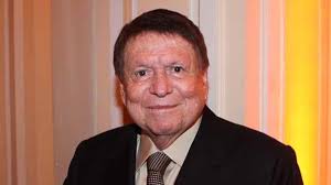 De médium ao vivo ao desentendimento nos bastidores: a icônica passagem de  Chacrinha na Globo