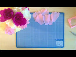 Comment Realiser Une Fleur Simple En Papier Crepon Youtube Fabriquer une fleur en papier est une idée créative appréciée des grands et des petits. comment realiser une fleur simple en papier crepon