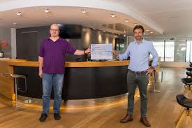 Follow the development of our stock price. Mxsyjcasqadi4m