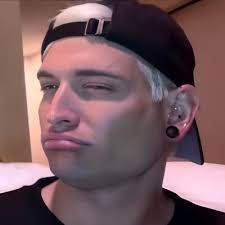 Emma Harbin (@3mma_bear)