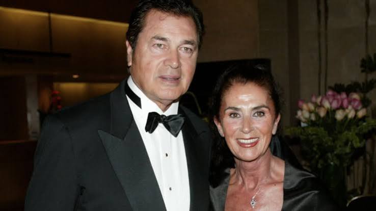 Covid: Engelbert Humperdinck's wife dies after contracting virus - BBC News