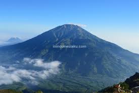  Foto Pemandangan Gunung Merbabu Gunung Merbabu Punya Pemandangan Padang Rumput Yang Begitu Spektakuler Para Pendaki Melintas Pemandangan Gunung Gunung Merapi