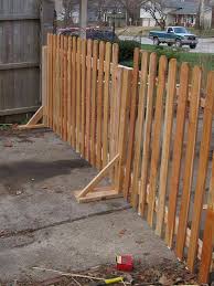 There are tons of pallets sitting around and are asking for diy pallet projects, so you can just pick them for installing various outstanding types of wooden fences all around your home, homestead, garden or backyard.if you want some inspirations first to go smart in pallet fencing, then you must take a short tour of 8 diy pallet fence ideas & projects that have. Freestanding Fence Portable Fence Diy Fence Dog Fence