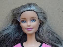 Siwowłosa Millie? Kim ona jest i co się z nią stało? : r/Barbie