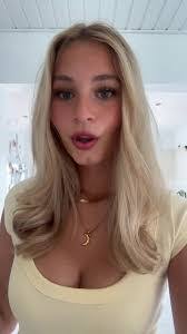 Laura Clausen's Instagram, Twitter & Facebook