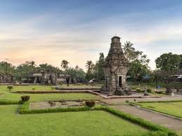 Tempat wisata yang menjadi daya tarik yakni di sekitar wilayah kerajaan majapahit seperti candi wringin lawang, museum trowulan mojokerto, dan maha vihara mojopahit. 15 Tempat Wisata Di Blitar Memesona Dari Alam Hingga Sejarah Hot Liputan6 Com