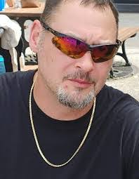 Derek Hart's Instagram, Twitter & Facebook