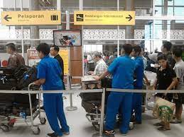 / kini porter berubah nama menjadi airport helper. Biar Jadi Bandara Kelas Dunia Airport Soetta Sediakan Jasa Porter Gratis Keren Atau Bikin Manja