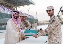 أن يكون المتقدم سعودي الأصل والمنشأ ( يستثنى من ذلك من نشأ مع والده أثناء خدمته للدولة خارج المملكة ). ÙˆØ²ÙŠØ± Ø§Ù„Ø­Ø±Ø³ Ø§Ù„ÙˆØ·Ù†ÙŠ ÙŠØ±Ø¹Ù‰ Ø­ÙÙ„ ØªØ®Ø±ÙŠØ¬ Ø¯ÙˆØ±Ø© ØªØ£Ù‡ÙŠÙ„ Ø§Ù„Ø¶Ø¨Ø§Ø· Ø§Ù„Ø¬Ø§Ù…Ø¹ÙŠÙŠÙ† Ø§Ù„Ù€Ù£Ù  ÙˆØ§Ù„Ø¯ÙØ¹Ø© Ø§Ù„Ù€Ù£Ù¥ Ù…Ù† Ø·Ù„Ø¨Ø© ÙƒÙ„ÙŠØ© Ø§Ù„Ù…Ù„Ùƒ Ø®Ø§Ù„Ø¯ Ø§Ù„Ø¹Ø³ÙƒØ±ÙŠØ©