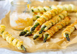 Inserite gli involtini in una pirofila leggermente imburrata, versate sopra di essi il burro fuso. Asparagi In Sfoglia E Speck