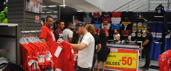 U crnoj gori smo prisutni na 6 lokacija sa širokom ponudom asortimana najpoznatijih svjetskih brendova sportske opreme. Nimes Deja En Vente Le Nouveau Maillot Des Crocos Seduit Les Supporters Midilibre Fr