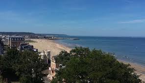 Week End Sur La Cote Normande Attendez Vous A D Agreables Surprises Trouville Sur Mer Voyage A La Plage Trouville