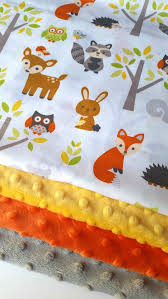 Cette Couverture De Bebe De Qualite Boutique Est Faite Avec Un Tissu Adorable Comportant Des Animaux De La Foret Votre Ch Cuddly Blanket Minky Blanket Blanket