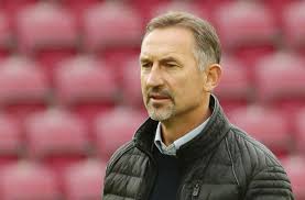 Seit sommer 2017 ist der ehemalige spieler sandro schwarz nun der trainer unserer ersten mannschaft. Nach Desaster Gegen Den Vfb Stuttgart Fsv Mainz 05 Trennt Sich Von Trainer Achim Beierlorzer Fussball Stuttgarter Zeitung