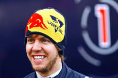 Die <b>Red Bull</b>-Mütze steht Vettel gut, den Vertrag hat er aber aus anderen <b>...</b> - Sebastian-Vettel-304x202-16545319c1d5bdf1