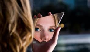 Ce legătură au orele cu viața sentimentală? Oglinda SpartÄƒ Aduce Ghinion Cuget Liber