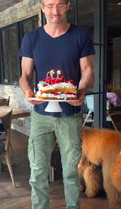 See more ideas about cupcake cakes, birthday, emoji cake. Blake Lively Zooms In On Ryan Reynolds Muscles In Birthday Cake Shot People Com