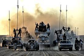 Az emberiség egykori dicsőségének hosszú ideje vége, a föld egyetlen hatalmas sivatag; Mad Max A Harag Utja
