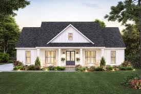 Select a small, large, luxury, modern, or traditional style single story farmhouse floor plan! Iybr8vv Pg8awm