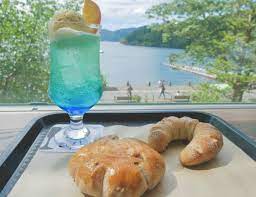 芦ノ湖を一望できるベーカリー triproud ベーカリー クリームソーダ 食事