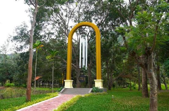 tiểu cảnh cho du kh&aacute;ch chụp h&igrave;nh ở dưới n&uacute;i T&agrave; C&uacute;