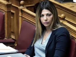 Μαζί τους, και ο γιωργάκης (μιχάλης προσπαθόπουλος) φίλος και συμμαθητής της σοφίας, που γίνεται συχνά ο καταλύτης ανάμεσα σε κόρη και μπαμπά. Kulhqv141uz8nm