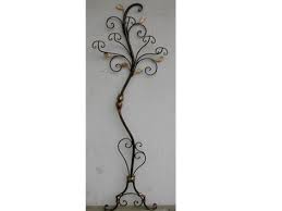 La nostra produzione di recinzioni in ferro battuto standard copre un amplissimo spettro di tipologie e stili: Pin Su Ingresso