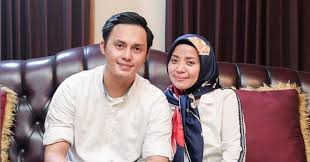 Dari cerita istriku, kuketahui bahwa sang istri sangat memperhatikan masalah hubungan suami istri untuk menjaga keharmonisan rumah tangga keesokan harinya sebelum aku ke rumah tetanggaku, aku persiapkan beberapa spy cam (kamera pengintai) ukuran kecil tanpa kabel yang aku. Muzdalifah Beberkan Cerita Rumah Tangga Ternyata Tidak Selalu Indah Okezone Celebrity
