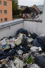 Tirana is 24 mi away. Messie Wohnung Vermieter Erhebt Vorwurfe Gegen Jugendamt Waidhofen Thaya