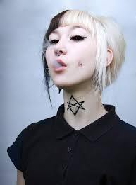 Black And White Hairstyles Pin By Melani Huggins On Humans Goth Hair Two Toned Hair Black White Hair