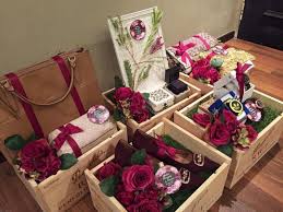 Barang hantaran sepatut nya bukan bunga, kain, mekap, kasut tinggi membunuh dan minyak wangi (dahlah mahal, tak membantu meringankan urusan isteri…kata sayang…) 20 Daftar Barang Hantaran Untuk Seserahan Pernikahan Apabila Kamu Dalam Waktu Dekat Ini Punya Rencana U Hadiah Pernikahan Lamaran Pernikahan Bunga Pernikahan