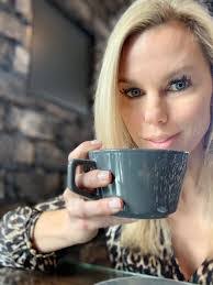 Heidi Hogue's Instagram, Twitter & Facebook