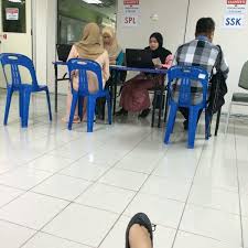 This system is developed to track lecturers and staffs for the purpose of avoiding missing in action ( mia ) problem. Kolej Komuniti Hulu Selangor Jalan Kelah 2