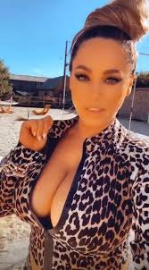 Scarlett eastland the busty blonde shows her. Busty Kelly Brook Poses In Plunging Leopard Print As She Teases Sneak Peek At Sexy 2021 Calendar