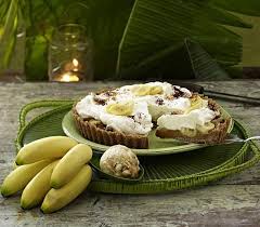 Bananoffee Cake Und Macadamia Karamelleis Promidinner Dschungelcamp Dessert Kathy Karrenbauer Rezept Lecker Lecker Dessert Karamell Eis