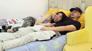 เขาเย็ดแฟนสาวขณะที่พวกเขานอนบนเตียง