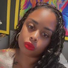 Would you rock this rich auntie concert fit?