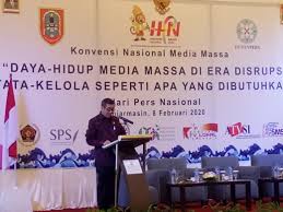 Media itu harus untuk massa, yaitu sejumlah besar orang yang saling tidak mengenal, tidak punya hubungan langsung, dan juga tidak berbentuk. Beri Keynote Speech Di Konvensi Media Massa Menkumham Berharap Pers Terus Mempertajam Profesionalitas Kementerian Hukum Dan Hak Asasi Manusia Republik Indonesia