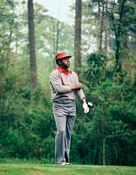 En abril de 1975, cuando tenía 40 años, elder se convirtió en el primer golfista negro en jugar el. Lee Elder The First Black Golfer To Play The Masters Will Have Honors Again