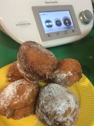 200 gr iaurt sau lapte batut (cintarit exact, asa scrie in carte si deci am cintarit in grame cu cintarul nu in ml cu paharul gradat) 150 gr faina 1 ou un virf de lingurita de sare coaja rasa de la o jumatate de lamiie 1 lingurita rasa de praf de copt. GogoÈi Cu Lingura Deliciile Mirelei Cu Thermomix Facebook