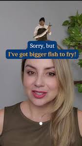 A expressão "I got bigger fish to fry" é uma maneira informal de dizer que  alguém tem problemas ou tarefas mais importantes ou urgentes para se  preocupar, em vez de se concentrar em algo menor ou ...