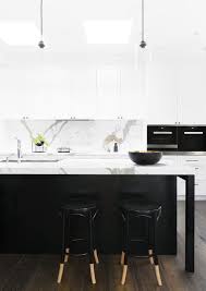 Cuisine Noire Et Blanche Ilot Avec Plan De Travail En Marbre Contemporary Kitchen Marble Kitchen Island Black White Kitchen